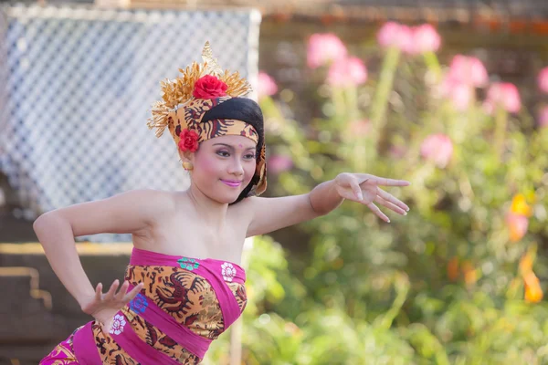BALI - 27 giugno 2015: ragazza che interpreta il dan tradizionale indonesiano — Foto Stock