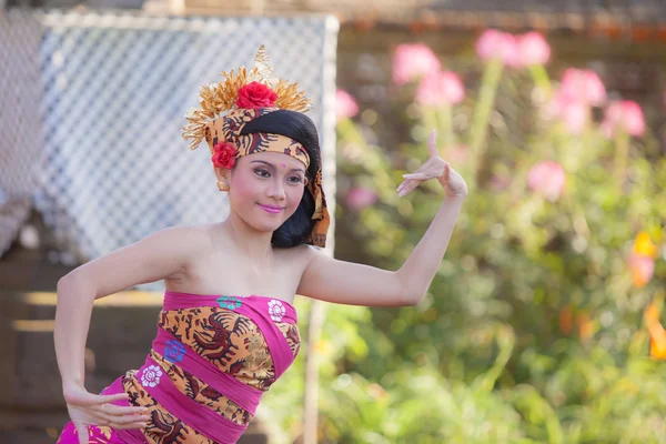 Bali - 27 juni 2015: meisje uitvoeren van traditionele Indonesische dan — Stockfoto