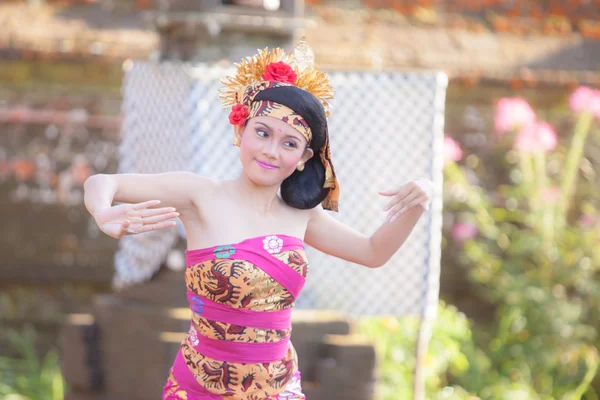 BALI - 27 giugno 2015: ragazza che interpreta il dan tradizionale indonesiano — Foto Stock