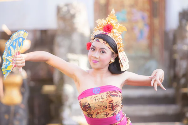 Bali - 27 2015. június: a lányt teljesítő, hagyományos indonéz dan — Stock Fotó