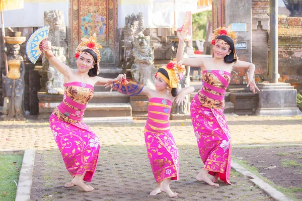 Bali - 27 juni 2015: meisje uitvoeren van traditionele Indonesische dan — Stockfoto