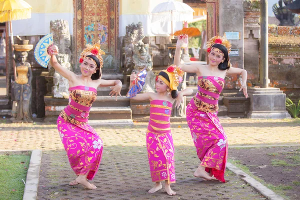 БАЛИ - 27 июня 2015 года: девушка, исполняющая традиционный индонезийский дан — стоковое фото