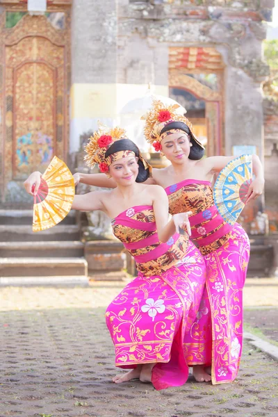 Bali - 27 2015. június: a lányt teljesítő, hagyományos indonéz dan — Stock Fotó