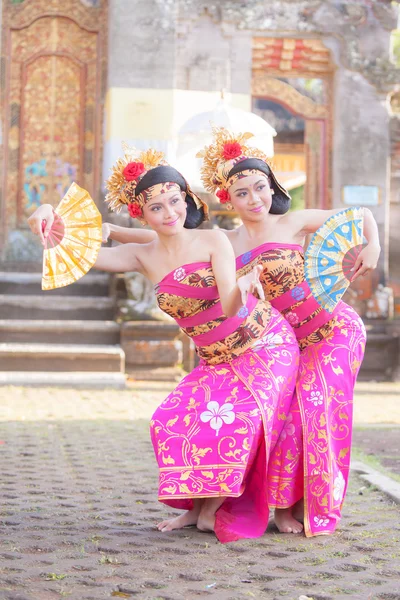 Bali - 27 juni 2015: meisje uitvoeren van traditionele Indonesische dan — Stockfoto