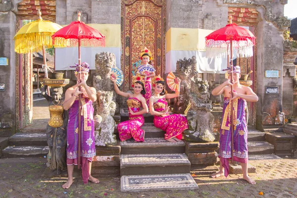 Bali - 27 juni 2015: meisje uitvoeren van traditionele Indonesische dan — Stockfoto