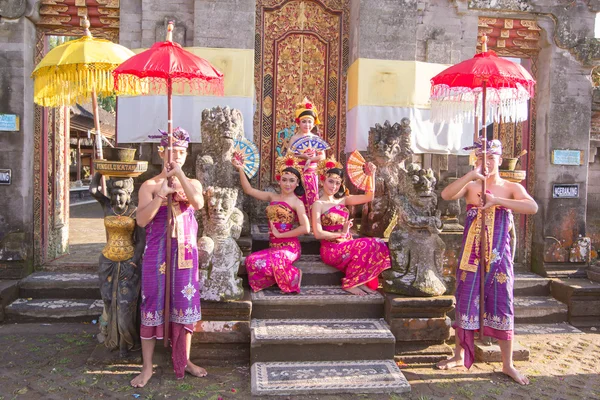 Bali - 27 juni 2015: meisje uitvoeren van traditionele Indonesische dan — Stockfoto