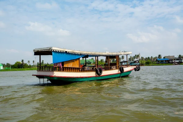 Turistické taxi lodí na řece Chao Phraya v Bangkoku, Thailan — Stock fotografie