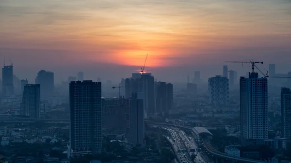 Uitzicht op de skyline van Bangkok bij zonsopgang. — Stockfoto