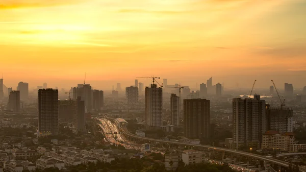 Tijd vervallen uitzicht op de skyline van Bangkok bij zonsopgang. — Stockfoto