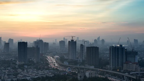 Tijd vervallen uitzicht op de skyline van Bangkok bij zonsopgang. — Stockfoto