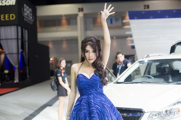 Bangkok - 10 Aralık: Tanımlanamayan modeli gösterinin sahne Tayland Uluslararası Motor Expo 2015 arabalara ile 10 Aralık 2015 üzerinde Bangkok, Tayland. — Stok fotoğraf