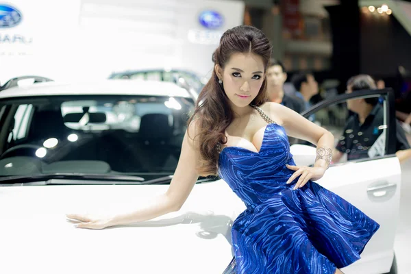 Bangkok - 10 Aralık: Tanımlanamayan modeli gösterinin sahne Tayland Uluslararası Motor Expo 2015 arabalara ile 10 Aralık 2015 üzerinde Bangkok, Tayland. — Stok fotoğraf
