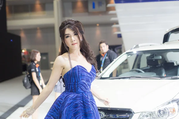 BANGKOK - DEZEMBRO 10: Modelo não identificado do show de palco com carros na Tailândia International Motor Expo 2015 em 10 de dezembro de 2015 em Bangkok, Tailândia . — Fotografia de Stock