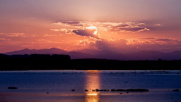 Schilderachtig uitzicht op de prachtige zonsondergang over meer. — Stockfoto