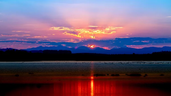 Schilderachtig uitzicht op de prachtige zonsondergang over meer. — Stockfoto