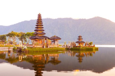 Hindu geçit töreninde Ulun Danu tapınak Beratan gölde Bali Indone