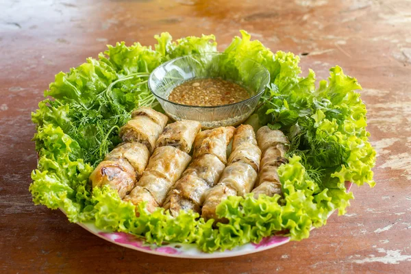 Un plato de rollos de primavera con salsa dulce. vietnam alimentos . —  Fotos de Stock