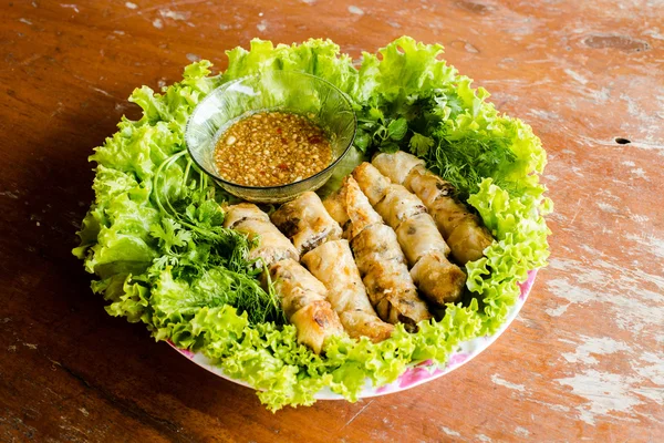 Un plato de rollos de primavera con salsa dulce. vietnam alimentos . —  Fotos de Stock