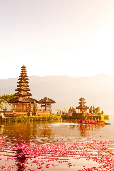 Озеро Бератан на Бали, Индонезия, 16 июня 2015 г.: Балийская деревня — стоковое фото