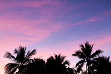 Alacakaranlık zaman arkaplanındaki gökyüzü.