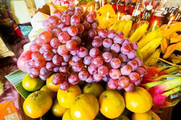 Owoce cytrusowe, jabłka, winogrona, banan, kokosowe. — Zdjęcie stockowe