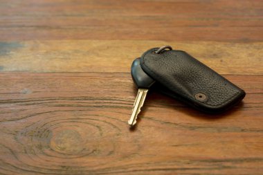 Arabanın anahtarını vintage ahşap zemin üzerine.