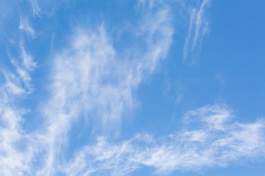 Öğleden sonra saat arka planda gökyüzü.