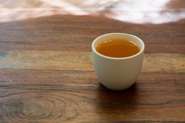 antika ahşap zemin üzerine çay.