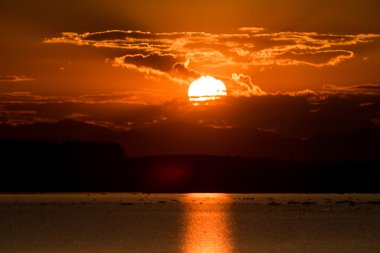 Güzel gün batımı göl üzerinde doğal görünümünü.
