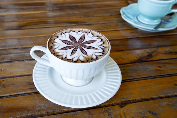 Café con leche Arte en el escritorio de madera . — Foto de Stock