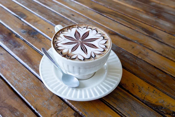 A fából készült íróasztal latte kávé-art. — Stock Fotó