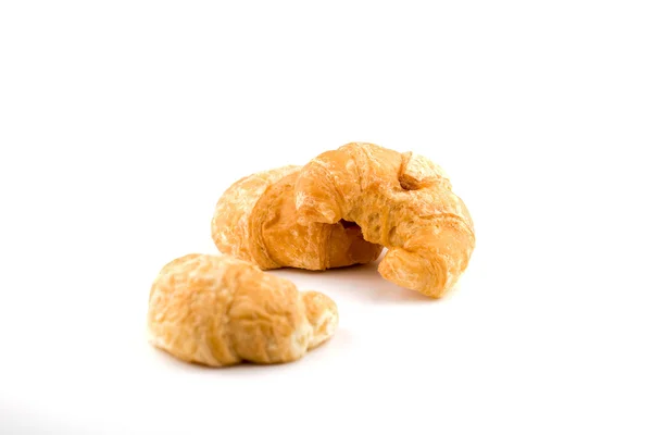 Färsk croissant på vit bakgrund. — Stockfoto