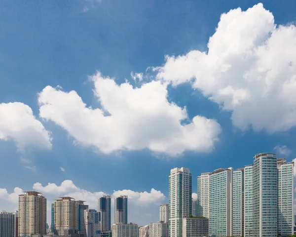 현대 도시 아파트 건물 위의 구름 — 스톡 사진