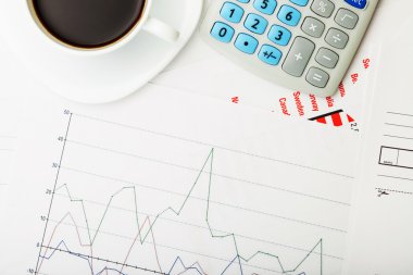 Fincan sade kahve ve hesap makinesi üzerinde bazı finans dökümantasyon - yakın çekim stüdyo