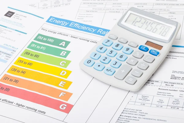 Gráfico de eficiência de energia e pura calculadora - estúdio tiro — Fotografia de Stock