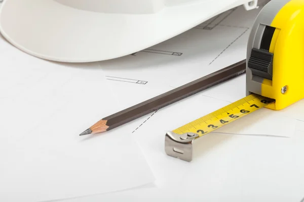 Gros coup de casque de construction blanc avec bande de crayon et de mesure — Photo