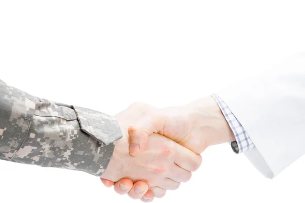 Médico e militar meu aperto de mãos no fundo branco — Fotografia de Stock