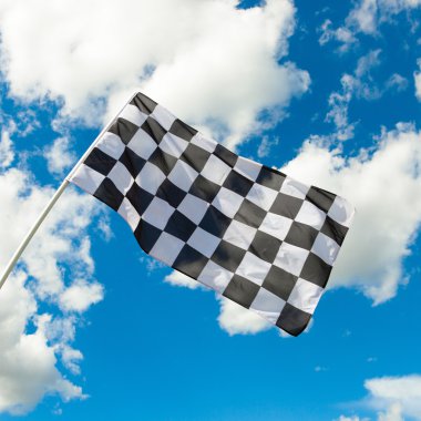 Damalı bayrak rüzgarda sallayarak açık havada çekim