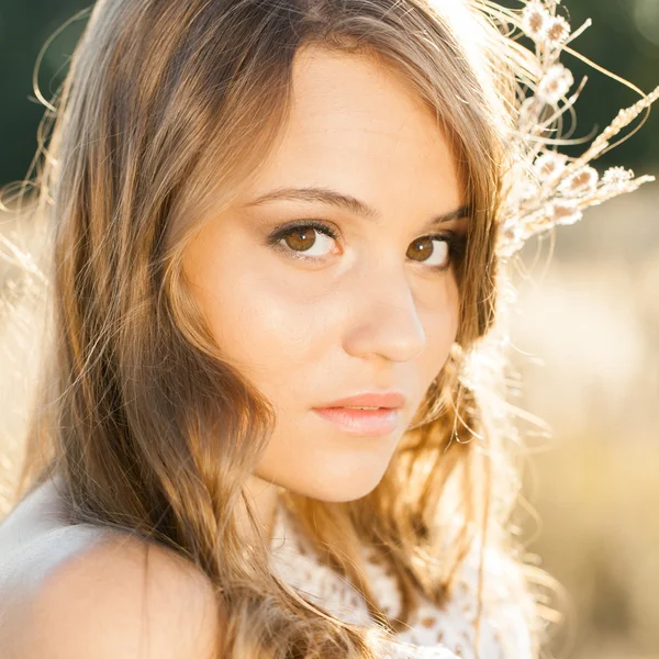 Portrait of a beautiful model  in open field at sunrise - close up outdoors shot — Stock Photo, Image