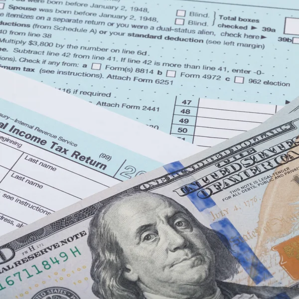 Close up studio shot of US 1040 Tax Form and dollars over it — Stock Photo, Image