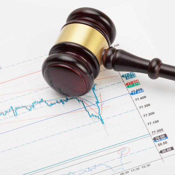 Заделывают студия выстрел молоток судьи и калькулятор над биржевой диаграммы