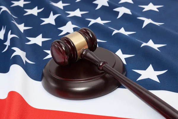 Close up shot of a judge gavel over United States flag — Stock Photo, Image