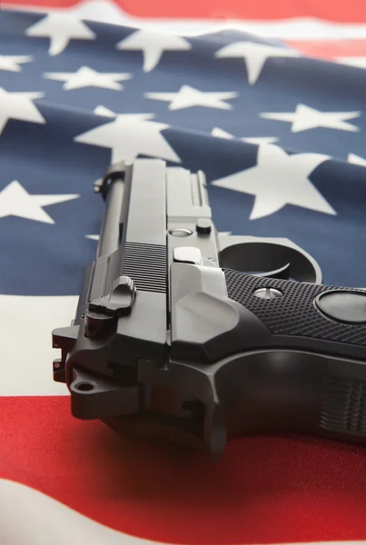 Bandeira nacional com a arma de mão por cima série - Estados Unidos — Fotografia de Stock