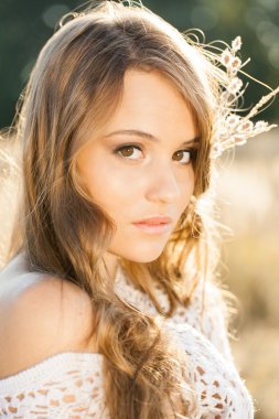 Güzel genç bayan model poz sunrise - adlı bir alanda yakın çekim