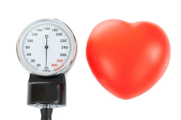 Um esfigmomanômetro e um coração de brinquedo como símbolos do sistema de saúde — Fotografia de Stock