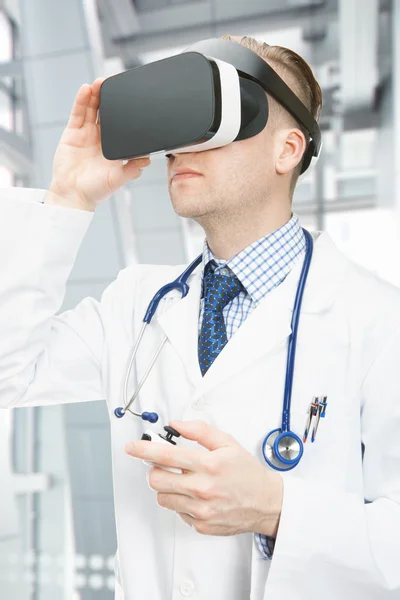 Girato all'interno del medico maschio con gli occhiali Vr — Foto Stock