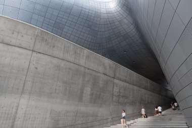 Seoul, Güney Kore - 14 Ağustos 2016: merdiven Dongdaemun tasarım Seul, Zaha Hadid tarafından tasarlanmış bulunan Plaza. 14 Ağustos 2016 Seul, Güney Kore'de çekilmiş fotoğrafı