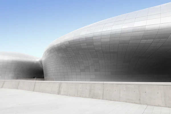 SEOUL, SOUTH KOREA - AUGUST 14, 2016: Front side of Dongdaemun Design Plaza located in Seoul, designed by Zaha Hadid. Photo taken on August 14, 2016 in Seoul, South Korea — Stock Photo, Image