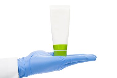 Bazı kozmetik ürün etiketi ile bir tüp holding eldiven el