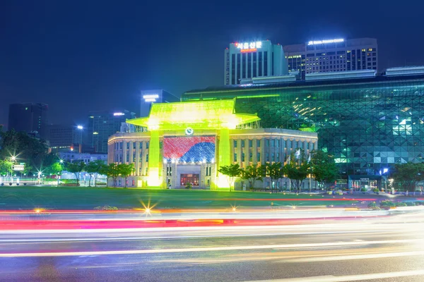 Seoul, Zuid-Korea - 30 April 2016: Stadhuis gebouw van Seoul Metropolitan regering nacht op 16 augustus 2015 beschoten in Seoul, Korea — Stockfoto